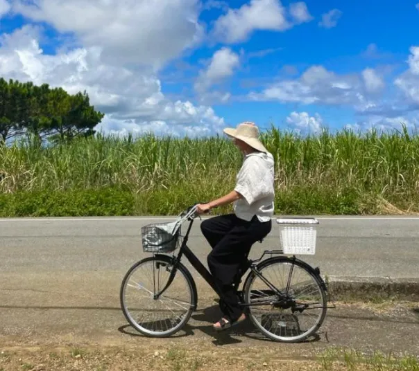 Biking through the sugarcane fields while aiming to protect myself against the sun